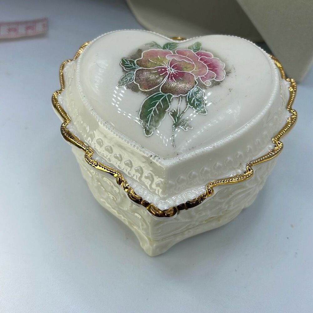 Vintage Heritage House heart shaped music box. Porcelain.
